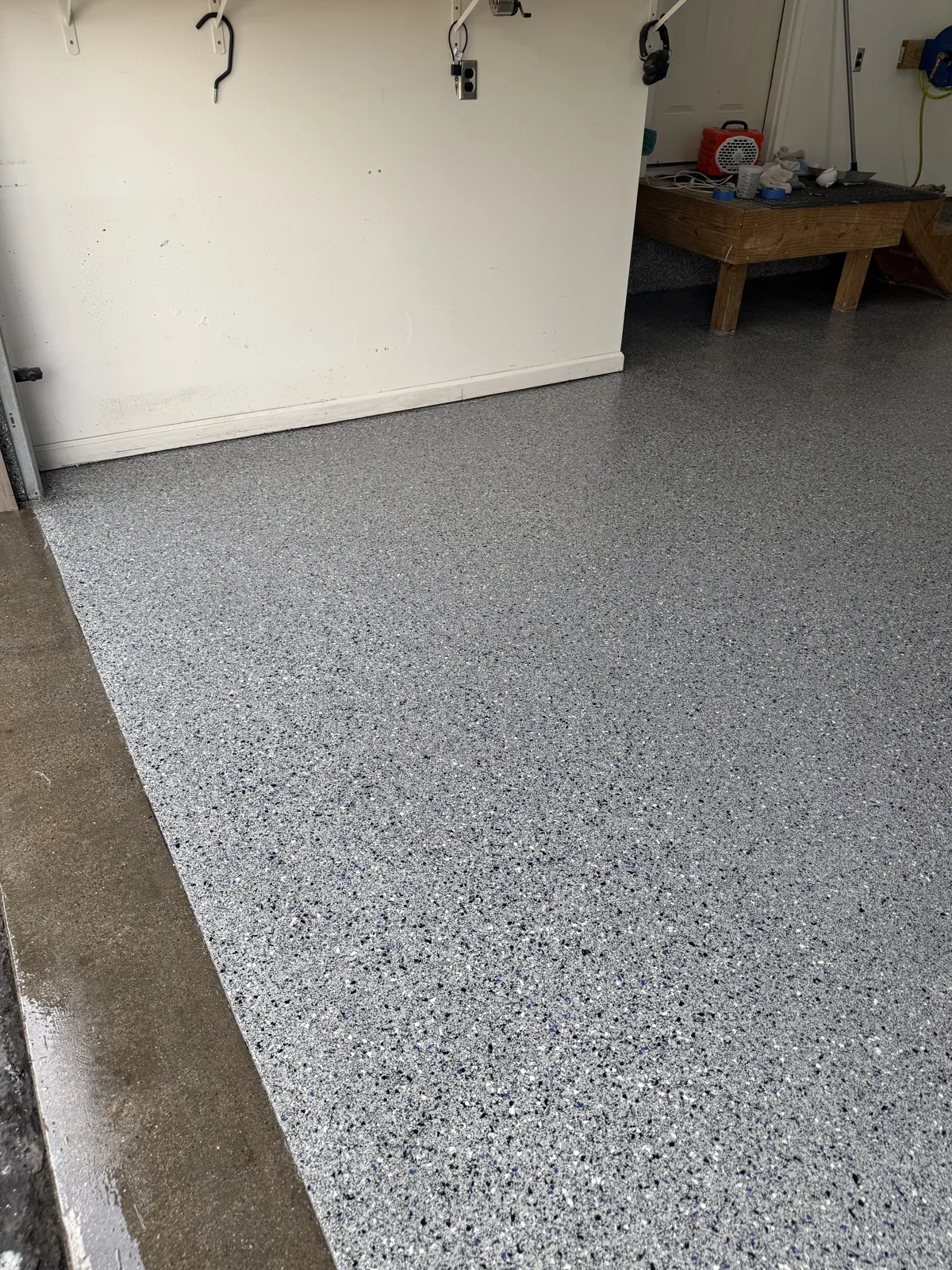After — Gray flake workshop garage, detail 2